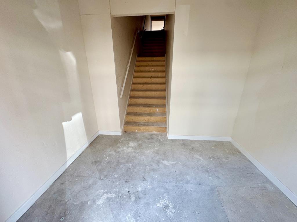 Lot: 92 - UPPER FLOOR WITH PLANNING FOR TWO FLATS - Rear entrance hall